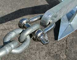 Single shackle between the chain and anchor. Important: always seize the pin